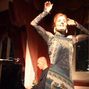 Christa Krings tanzt voller Hingabe sinnliche Sünden
